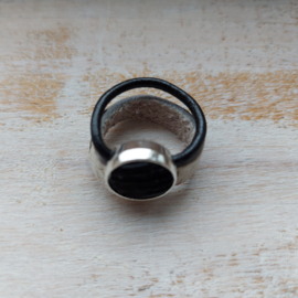 Zwart-witte hair-on ring "Nancy"