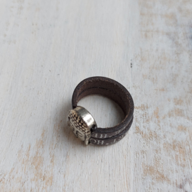 Antraciet leren ring met buddha en tekst