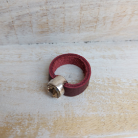 Rood leren ring met met metalen zetting en Swarovski kristal