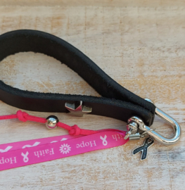 Pink Ribbon sleutelhanger zwart leer  'good luck'| 2024