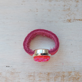 Pink Ribbon ring van fuchsia roze leer 'shiny' | 2023