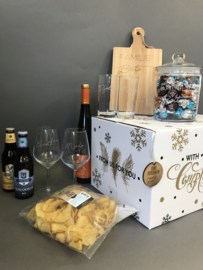 Borrelplank, snoeppot en mooie geschenkdoos. Zelf aan te vullen om het nog persoonlijker te maken.