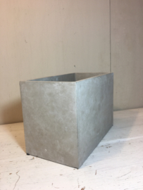 Vaas beton, 20cm hoog 30cm breed 16cm diep (prijs excl. gravure)