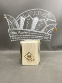 Steek klein plexiglas op houten voet met  gravure prins(es) carnaval