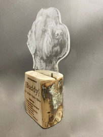 Huisdier foto op plexiglas op houten voet. 23x15cm