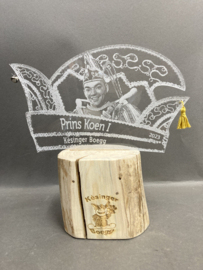 Steek klein plexiglas op houten voet met foto gravure prins(es) carnaval