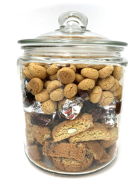 Borrelplank, snoeppot en mooie geschenkdoos. Zelf aan te vullen om het nog persoonlijker te maken.