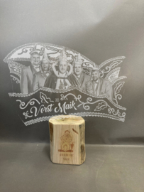 Je eigen steek of vorm groot plexiglas met foto op houten voet met  gravure prins(es) carnaval