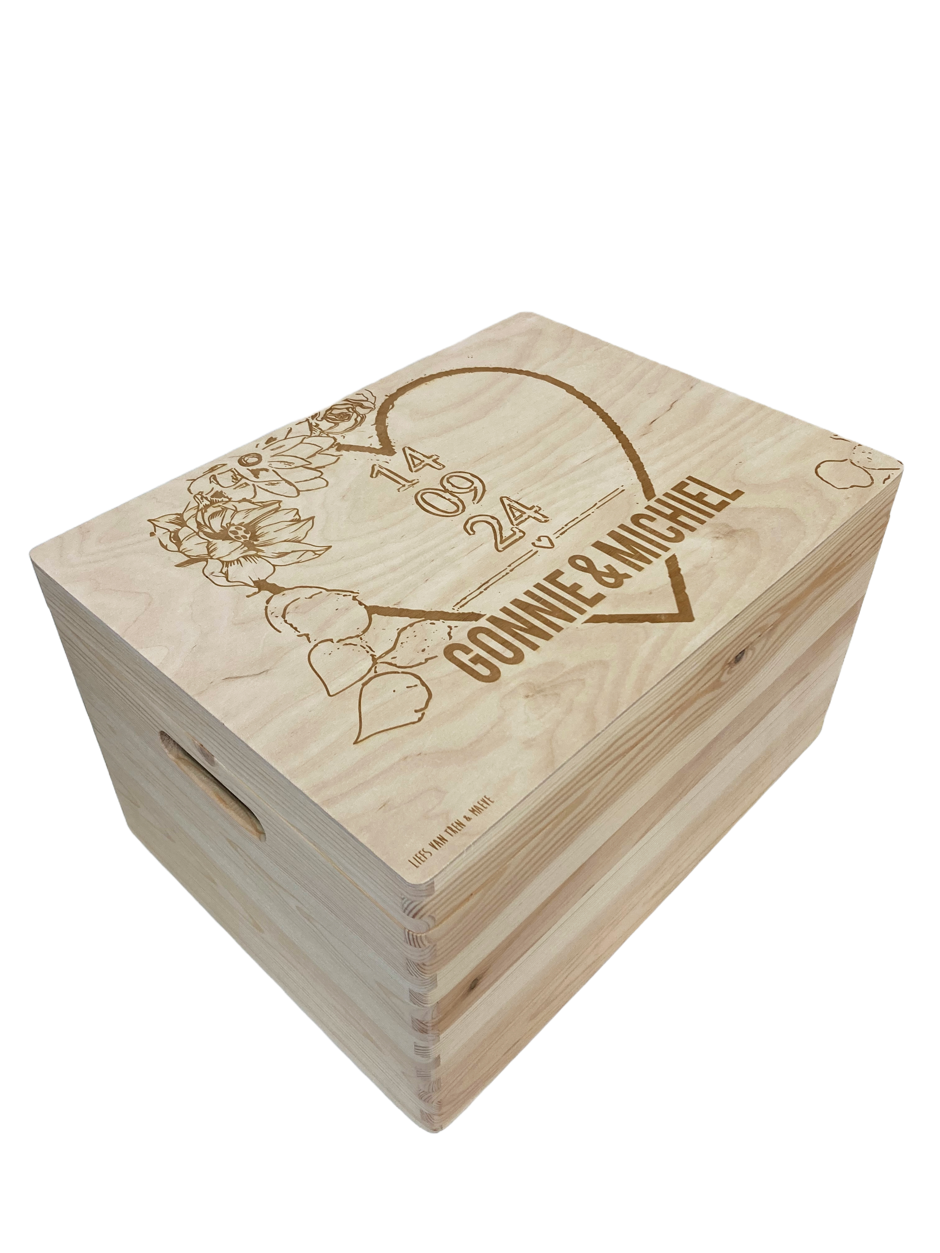 Houten kist klein 29 x 20 x 13 cm MET gravure Trouw-/geboortekaart