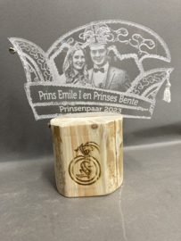Steek klein plexiglas op houten voet met foto gravure prins(es) carnaval