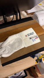 Naam en logo op handschoen