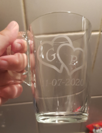 Theeglas met hartjes en datum