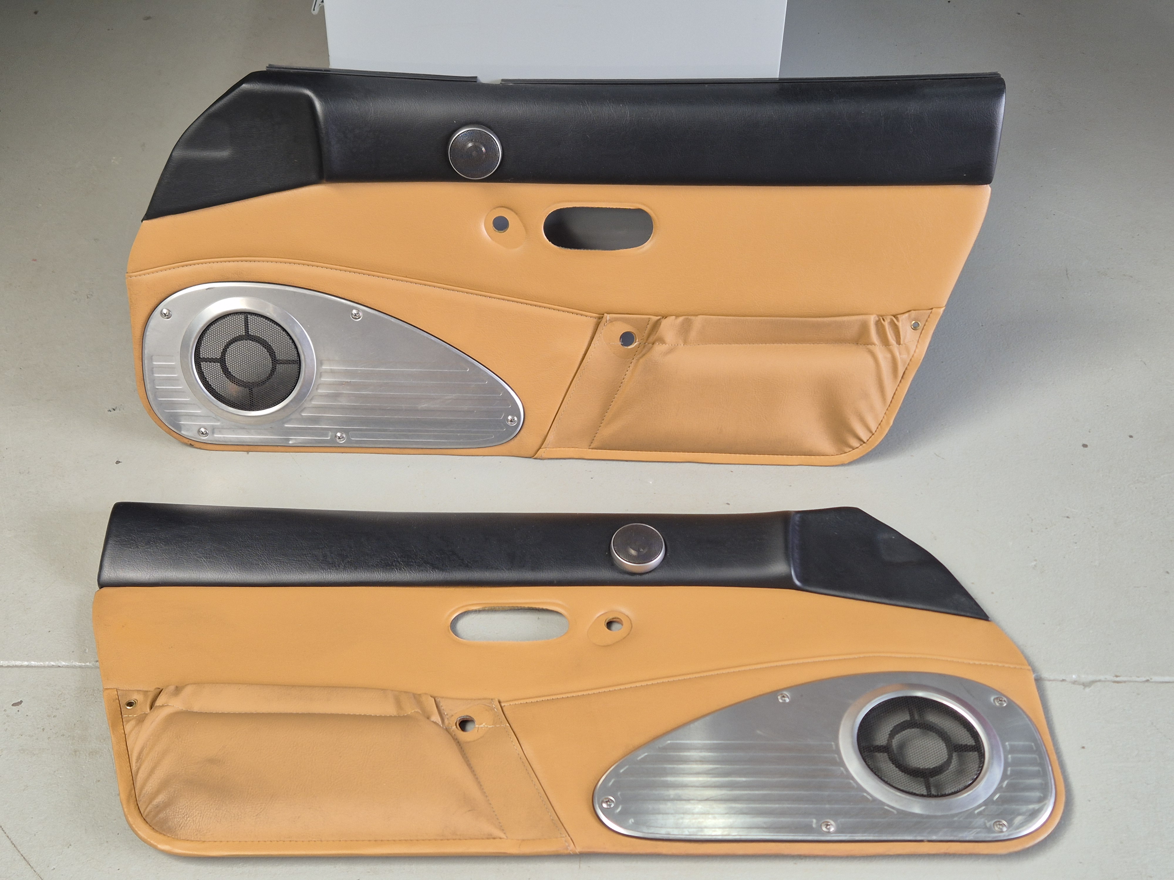 Verkocht = Set 2x Deurpaneel TAN gebruikt  voor de Mazda MX-5 NA (1994-1997)