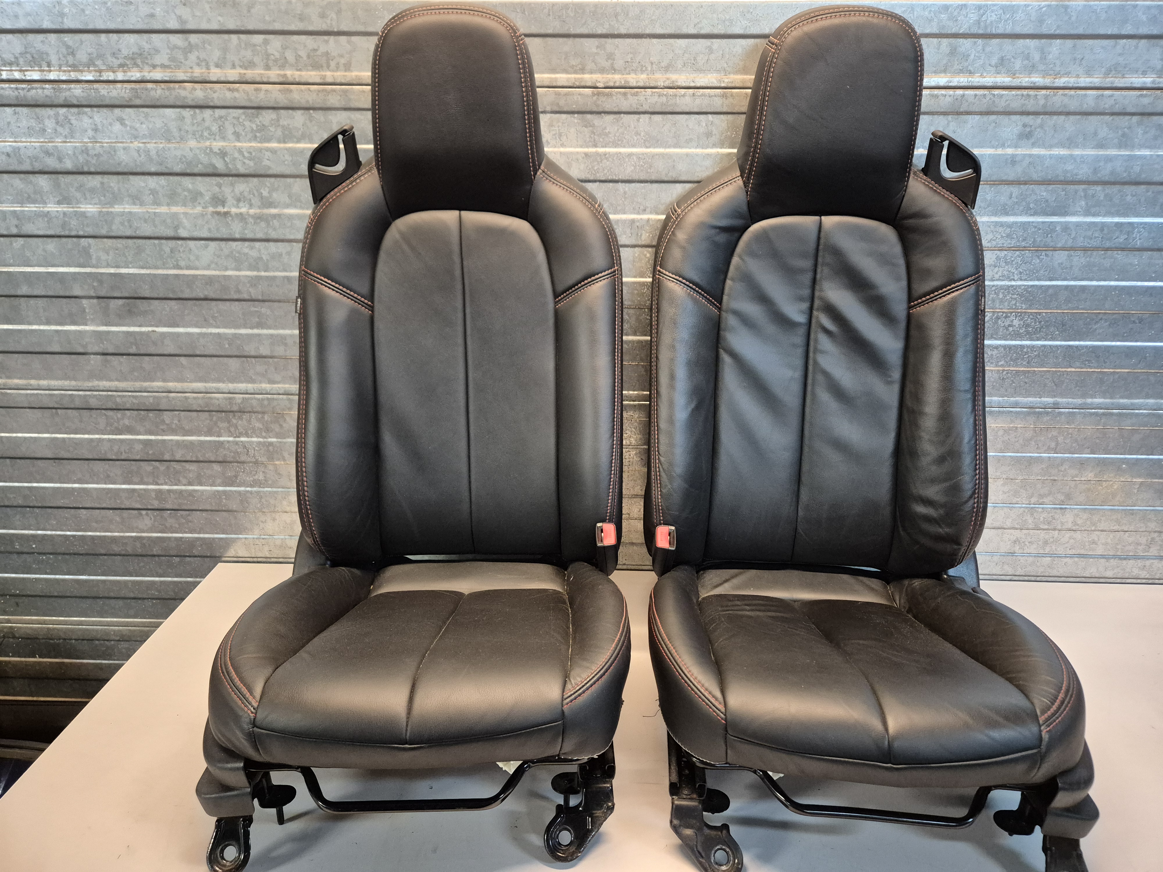 Set Stoelen Zwart Leder met rood stiksel voor de Mazda MX-5 NC