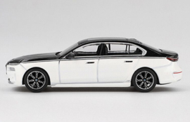 BMW I7 Xdrive (E60) '24, wit/zwart (Alpine / sapphire)