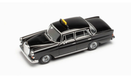 Mercedes Benz 200 Heckflosse, Taxi