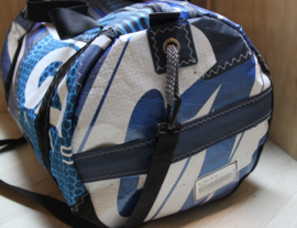 Duffel tas, duffle bag van oud windsurfzeil.
