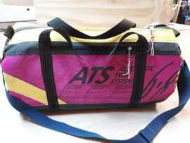 Duffel tas, duffle bag van oud windsurfzeil, windsurf zeilzak.