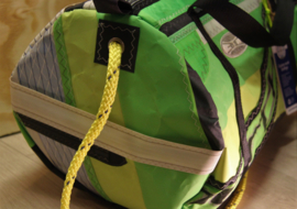 Duffel tas, duffle bag van oud windsurfzeil, windsurf zeilzak.