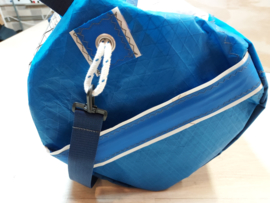 Duffel tas, duffle bag van oud windsurfzeil, windsurf zeilzak.