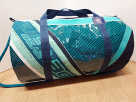 Duffel tas, duffle bag van oud windsurfzeil, windsurf zeilzak.