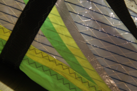 Duffel tas, duffle bag van oud windsurfzeil, windsurf zeilzak.