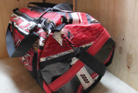 Duffel tas, duffle bag van oud windsurfzeil.