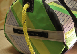 Duffel tas, duffle bag van oud windsurfzeil, windsurf zeilzak.