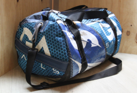 Duffel tas, duffle bag van oud windsurfzeil.