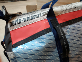 Duffel tas, duffle bag van oud windsurfzeil, windsurf zeilzak.