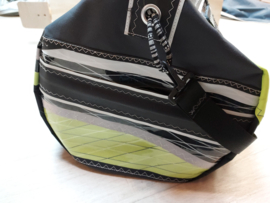 Duffel tas, duffle bag van oud windsurfzeil, windsurf zeilzak.