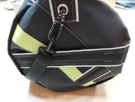 Duffel tas, duffle bag van oud windsurfzeil, windsurf zeilzak.