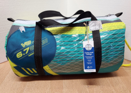 Duffel tas, duffle bag van oud windsurfzeil, windsurf zeilzak.