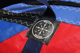 Duffel tas, duffle bag van oud windsurfzeil.