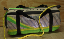 Duffel tas, duffle bag van oud windsurfzeil, windsurf zeilzak.