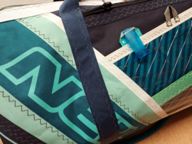 Duffel tas, duffle bag van oud windsurfzeil, windsurf zeilzak.