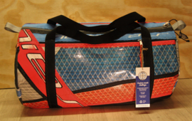 Duffel tas, duffle bag van oud windsurfzeil, windsurf zeilzak.