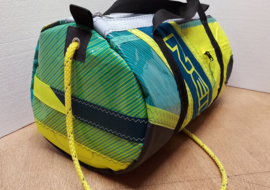 Duffel tas, duffle bag van oud windsurfzeil, windsurf zeilzak.