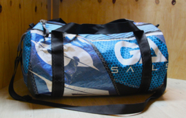 Duffel tas, duffle bag van oud windsurfzeil.