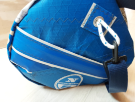 Duffel tas, duffle bag van oud windsurfzeil, windsurf zeilzak.