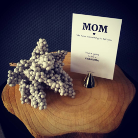 Zwangerschapsaankondiging - Kraskaart - We have something to tell you - mom
