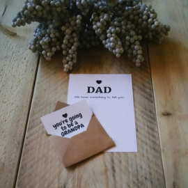 Envelopkaart ''We have something to tell you'' - dad