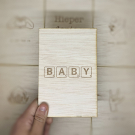 Houten ansichtkaart - Baby scrabble