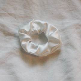 scrunchie white (satin)