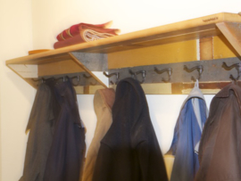 Kapstokken van gerecycled hout