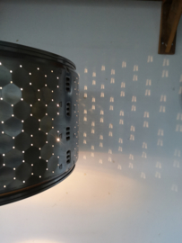 Hanglamp gemaakt van gerecyclede wasmachinetrommel