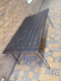 Tafel gemaakt van hardhouten planken afkomstig uit schip ruim