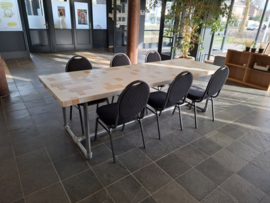 Tafel gemaakt van oude geschilderde vloerdelen