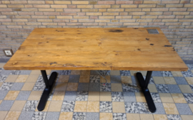 Bureau gemaakt van oude grenen wagondelen