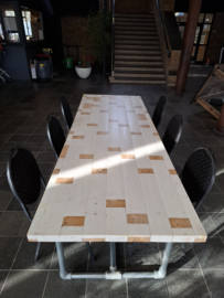 Tafel gemaakt van oude geschilderde vloerdelen
